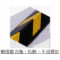 OISCE-004 停車場防撞反光橡膠角條 (圓角)